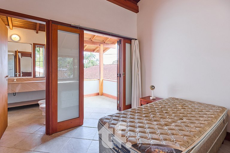 Linda Casa com Piscina no Condomínio Pedra Verde