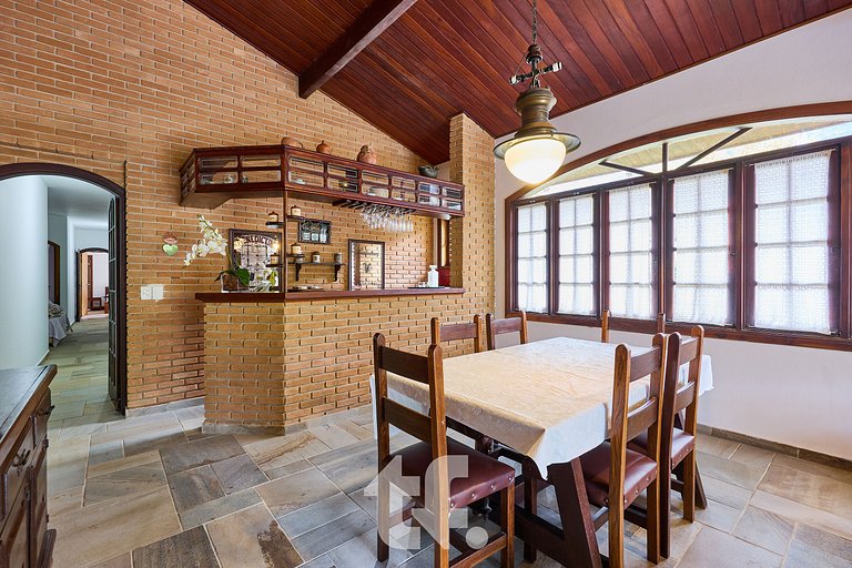 Linda Casa com Piscina no Condomínio Pedra Verde