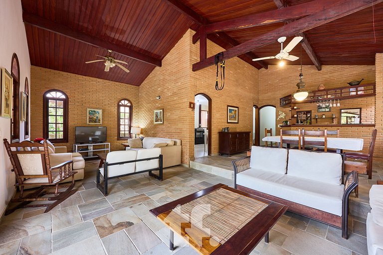 Linda Casa com Piscina no Condomínio Pedra Verde