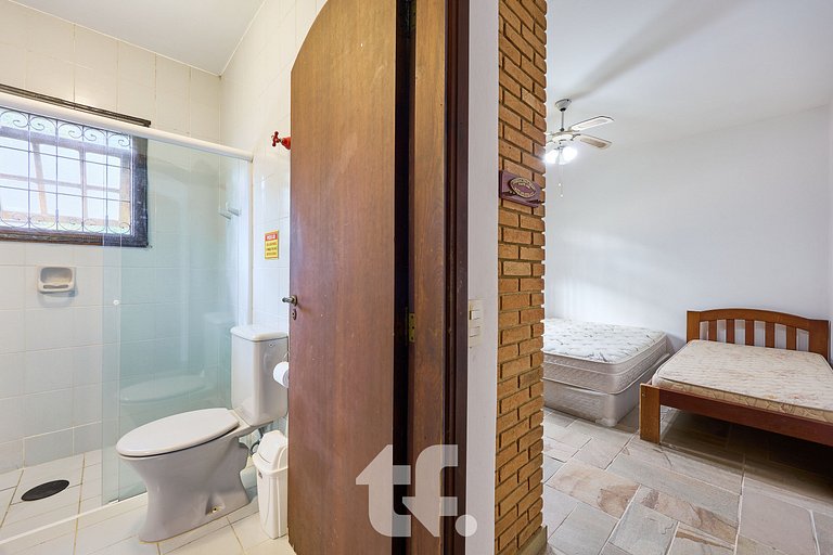 Linda Casa com Piscina no Condomínio Pedra Verde