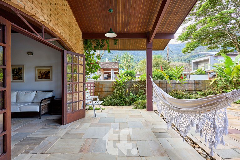 Linda Casa com Piscina no Condomínio Pedra Verde